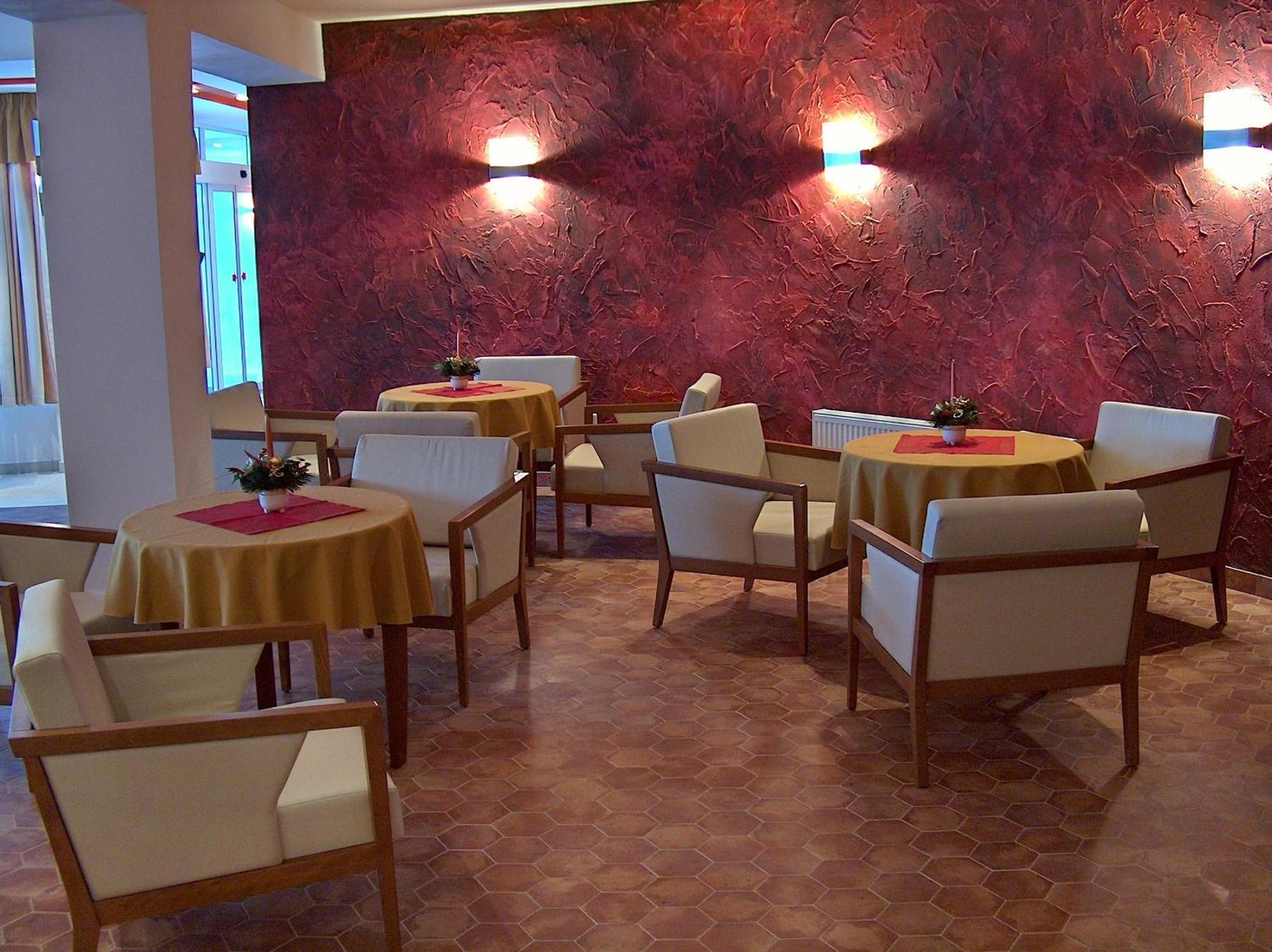 Hotel Vion Zlaté Moravce Buitenkant foto