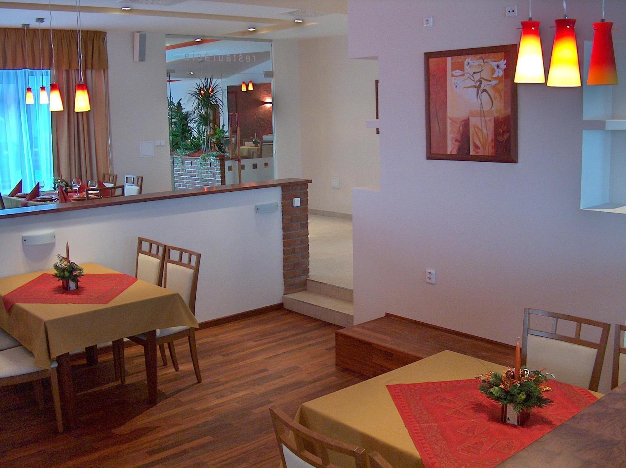 Hotel Vion Zlaté Moravce Buitenkant foto