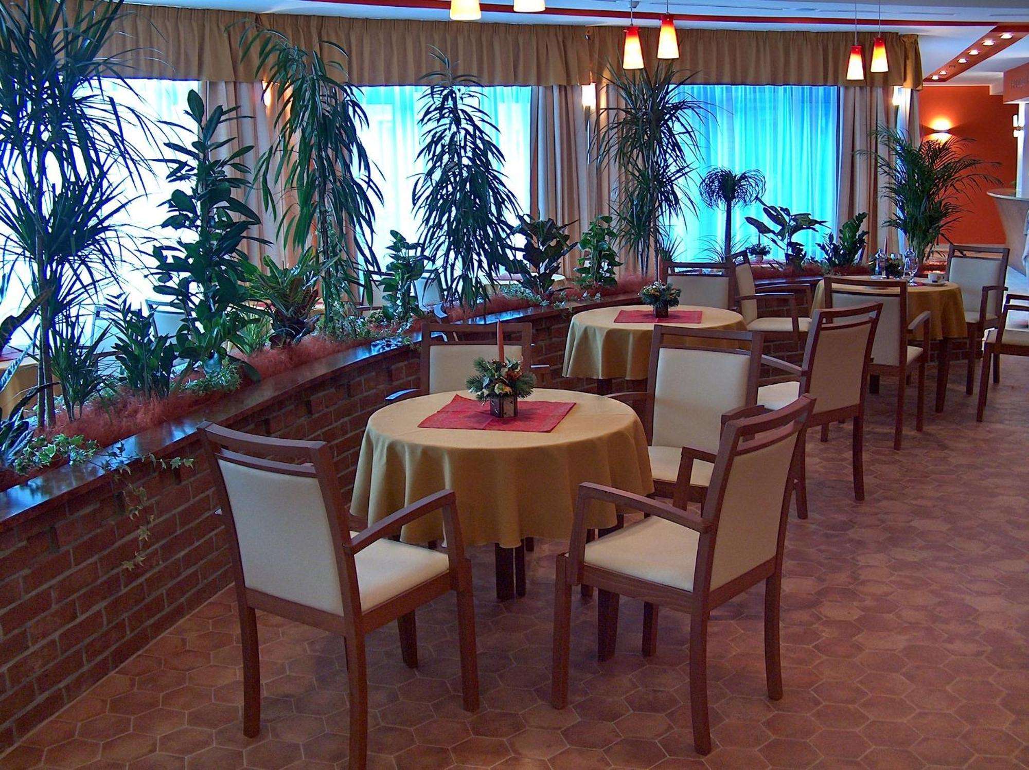 Hotel Vion Zlaté Moravce Buitenkant foto