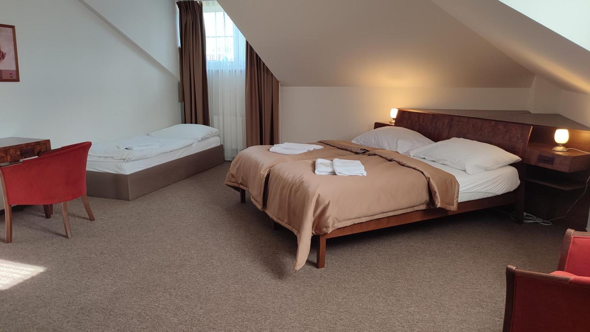 Hotel Vion Zlaté Moravce Buitenkant foto