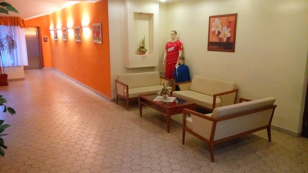 Hotel Vion Zlaté Moravce Buitenkant foto