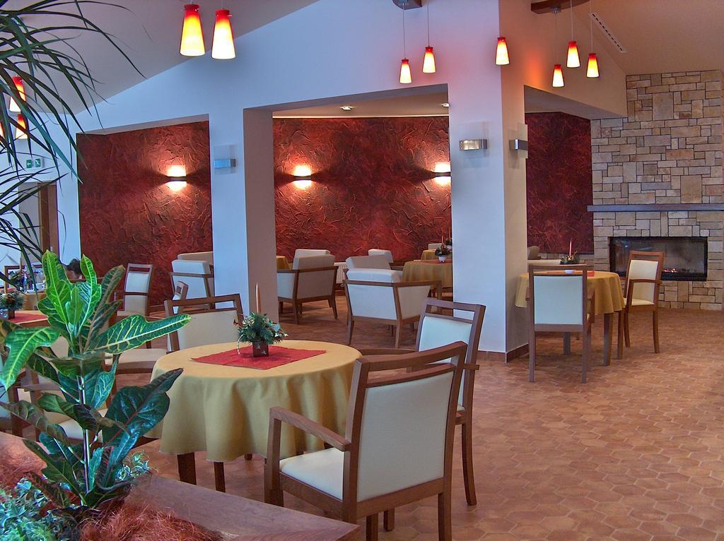 Hotel Vion Zlaté Moravce Buitenkant foto