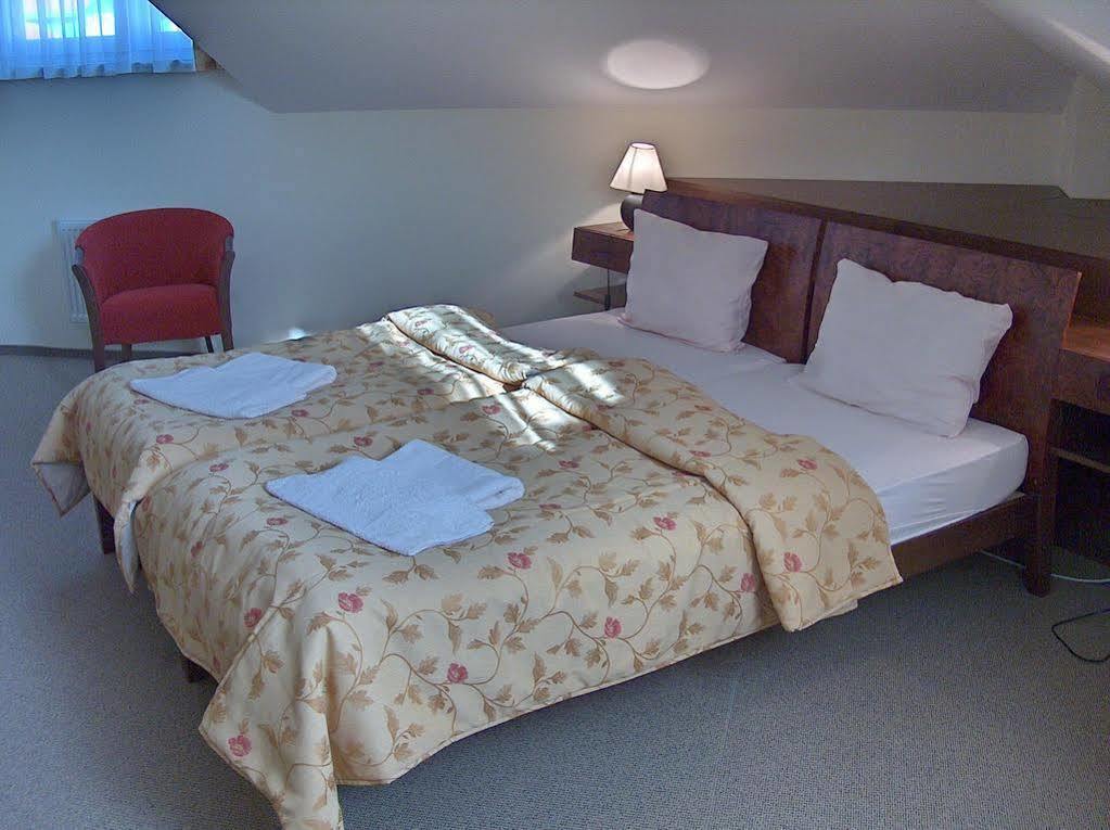 Hotel Vion Zlaté Moravce Buitenkant foto