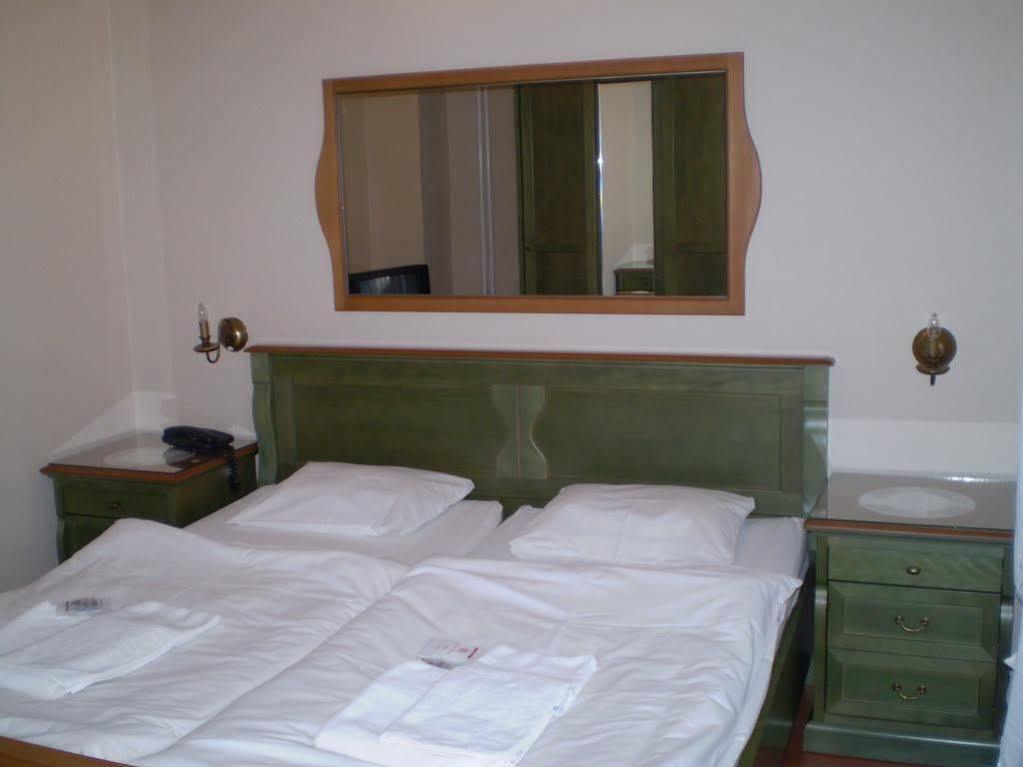 Hotel Vion Zlaté Moravce Buitenkant foto